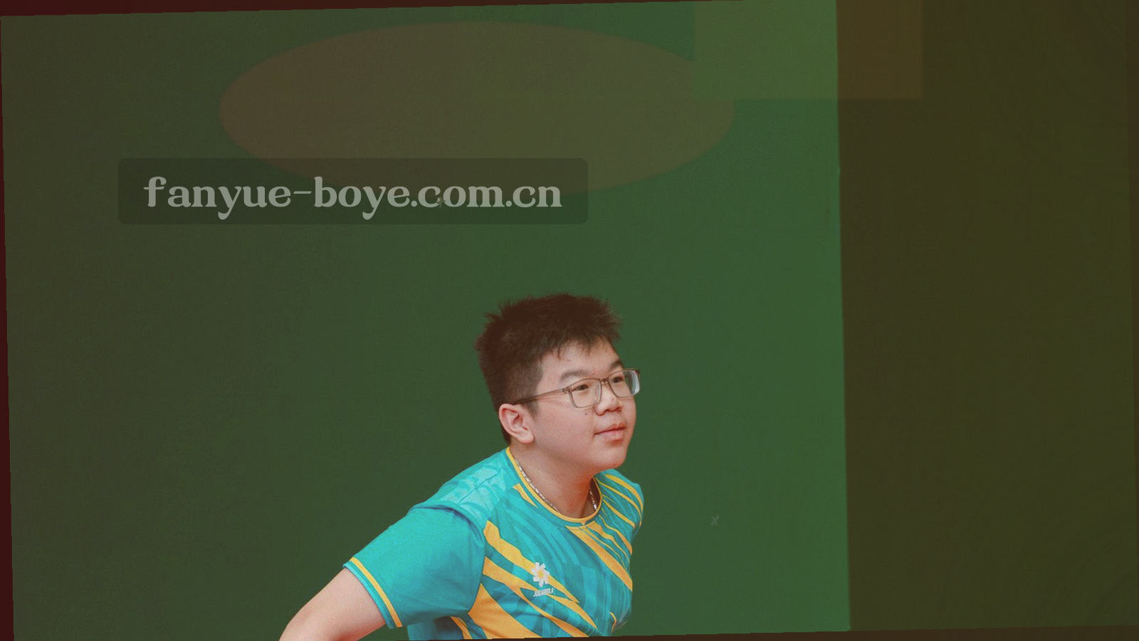 深色底上由网格线与锁形轨迹组成的抽象图形，草坪绿线条沿斜向延伸